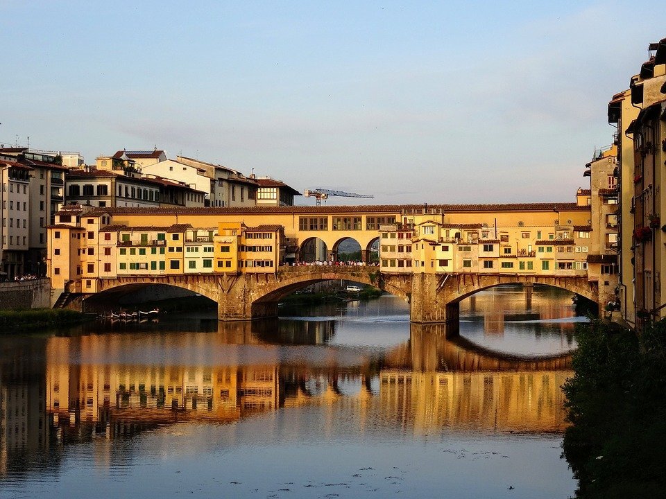 Золотой мост Флоренции - Понте Веккьо. Фото https://pixabay.com/photos/florence-ponte-vecchio-arno-italy-2353567/