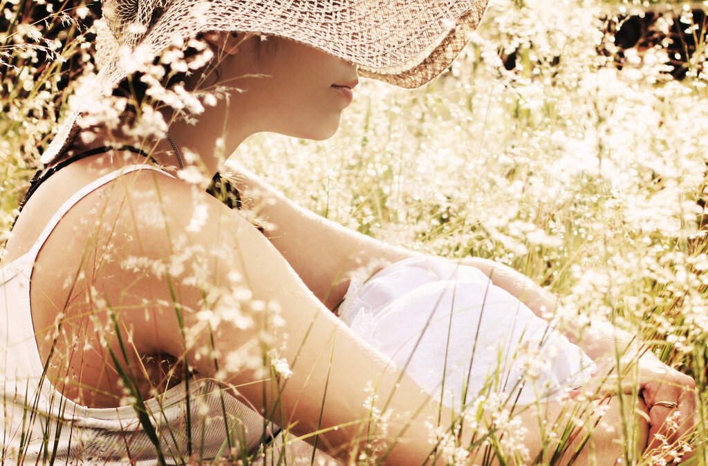 хоть на денек стать девочкой беспечной. девушка обнимает березу. чаепитие в осеннем саду. песня дом. стихи о счастье и радости жизни.