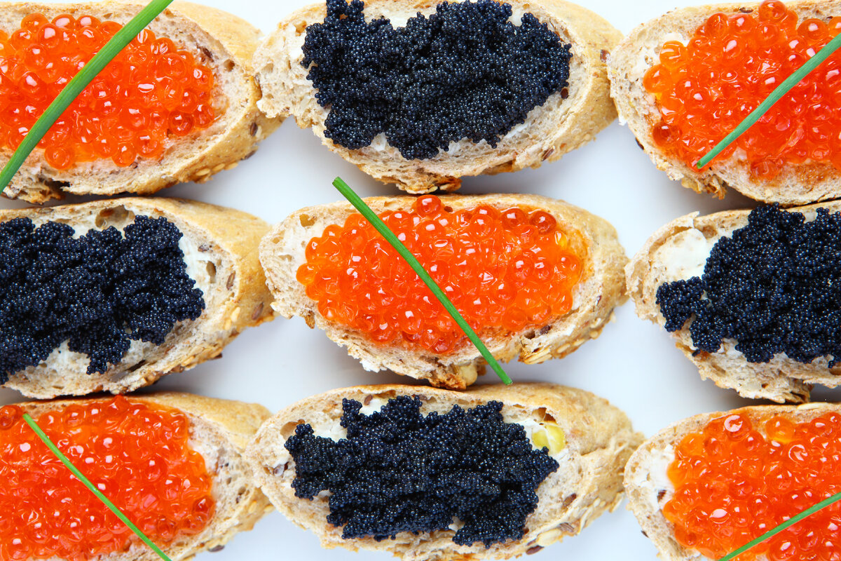 Бутерброды с красной и черной икрой