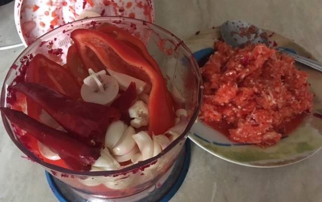 Перцы и чеснок в блендере. Фото автора