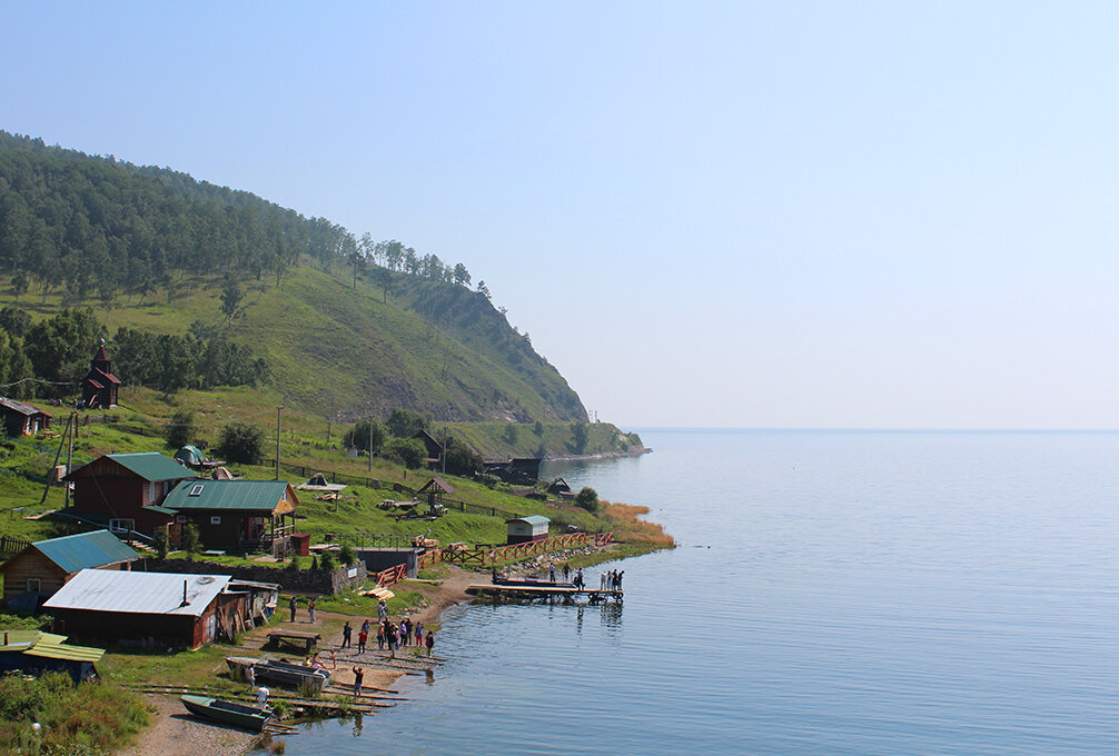 Берег Байкала. Кругобайкальская железная дорога (КБЖД). Фото автора.