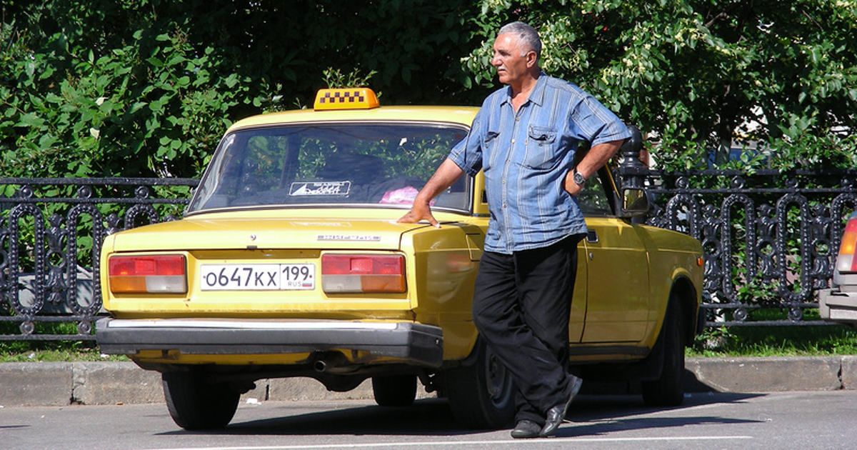 Водитель такси россия. ВАЗ 2107 Taxi. Частный извоз. Таксист. ВАЗ 2107 такси.