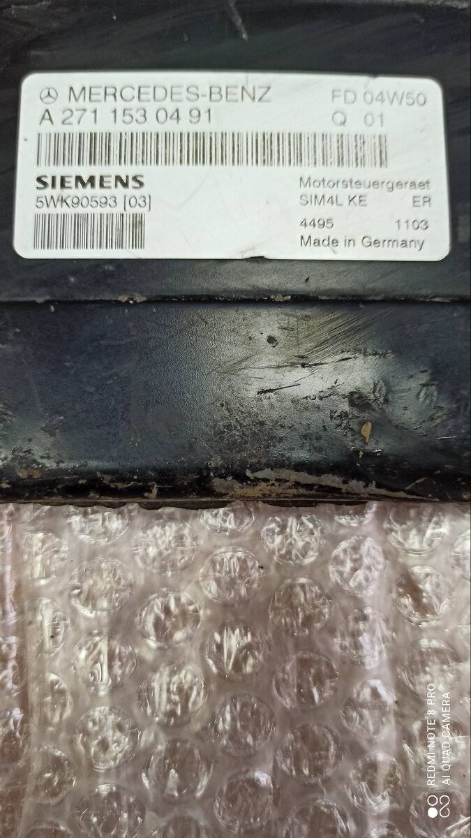 Фото шильдика с названием модели