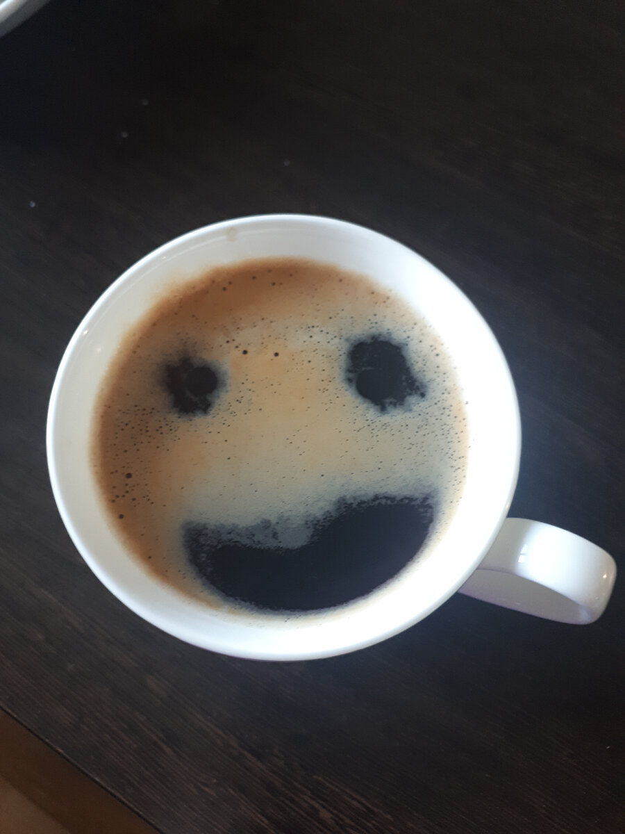 Даже у кофе в чашке хорошее настроение... А чего добилась я?!