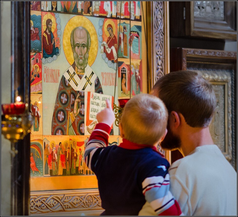 мама с ребенком в храме