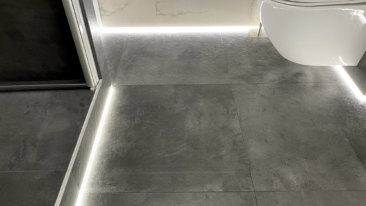 Фото можно листать! Подсветка пола - в плинтусе проложена светодиодная лента