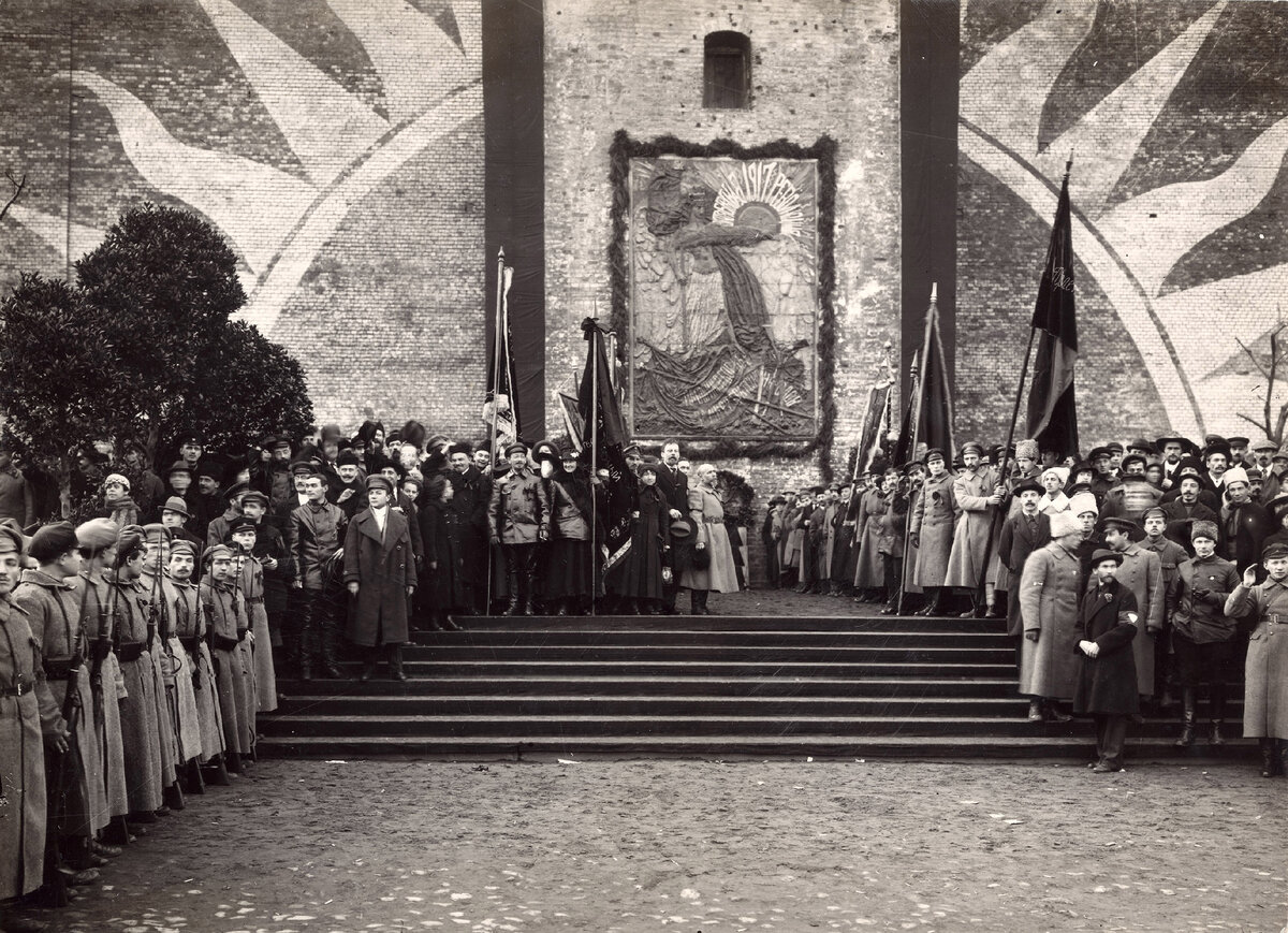 Первые годы октября. Павшим за мир и братство народов Коненков. Мемориальная доска «павшим за мир и братство народов». Коненков доска павшим в борьбе за мир и братство народов. Парад Октябрьской революции 1927