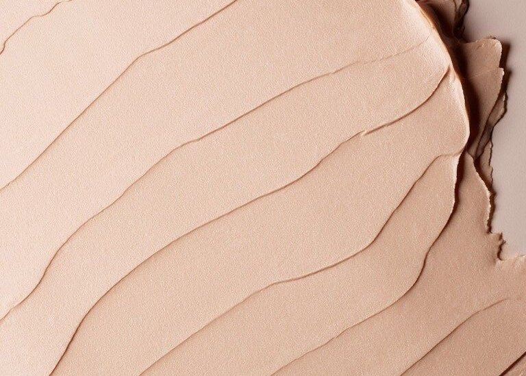 Если вам подходит тональный цвет, близкий к к персиково-розовому, постарайтесь не спутать его цвет с розовым с оттенком голубого. Проверяйте его при дневном свете. Не следуйте советам консультантов, которые видят вас при искусственном освещении.