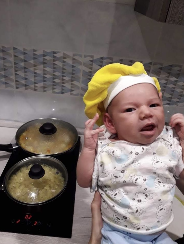 Уже что-то готовит ☺️