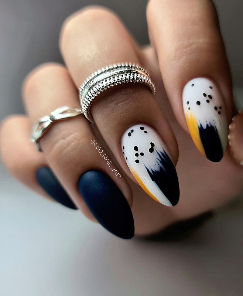 Популярность не утратили стильные «животные» принты, как например, леопардовый и змеиный. Трендовыми будут загадочные натуральные текстуры и мраморный эффект, перепелиный дизайн, рисунки паутинкой и стемпинг, слайдеры и абстрактные узоры с мазками и разводами. Романтичности модным ногтям осенью и зимой придадут вензеля и цветы.