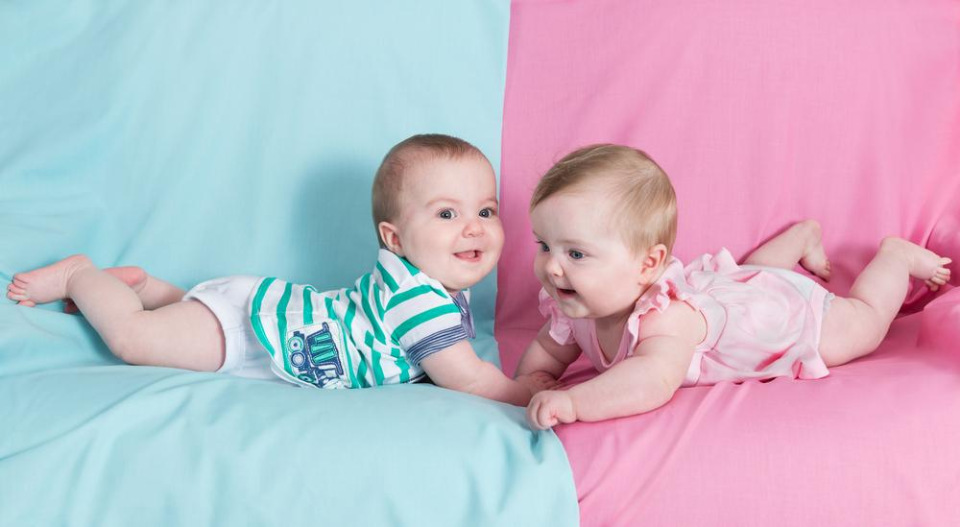 Дети двойняшки. Младенцы мальчик и девочка. Малыши в розовом и голубом. Розовый и голубой дети.