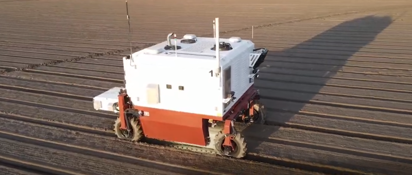 Полевой робот Carbon Robotics для лазерной прополки в работе 