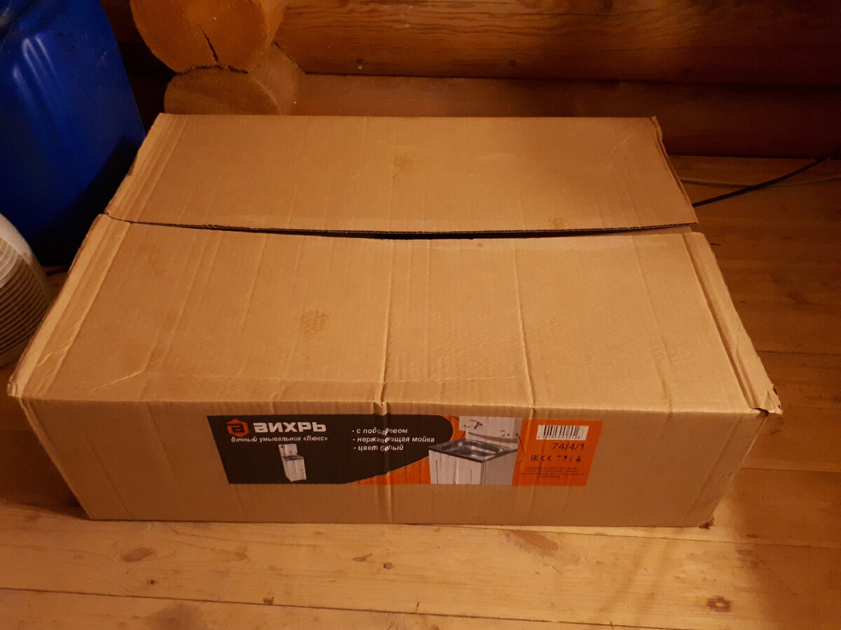 Вот так выглядит коробка с умывальником. Упаковано достаточно компактно и удобно.