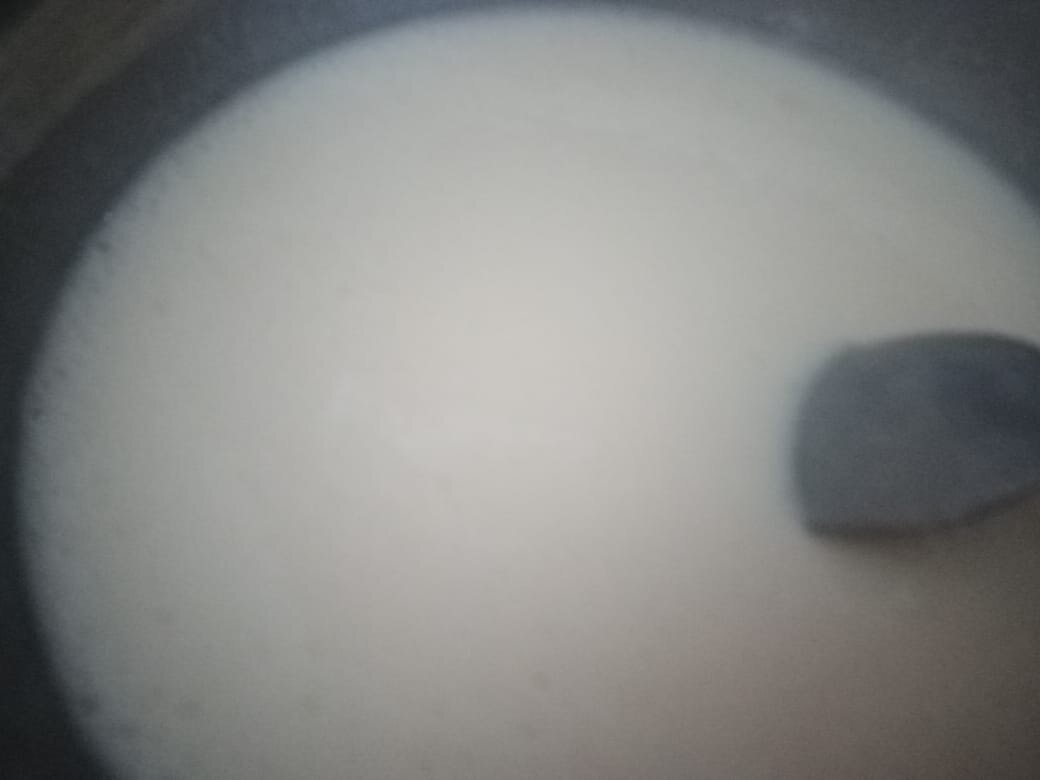 кефир смешиваю с яйцом,солью,сахаром,содой,добавляю растительное масло,отставляю минут на пять.