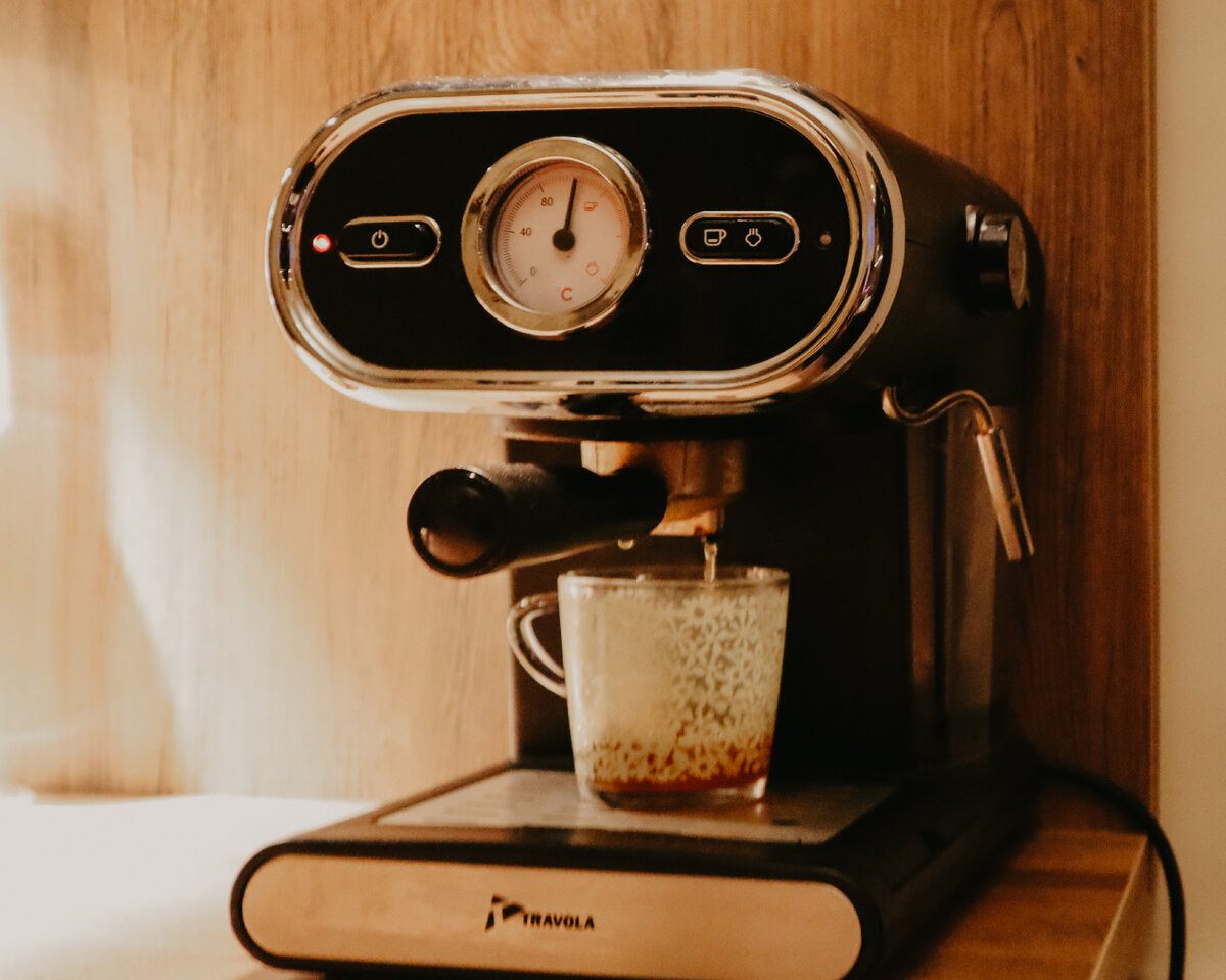 Траты на кофе в кофейне по утрам - большая статья расходов для многих