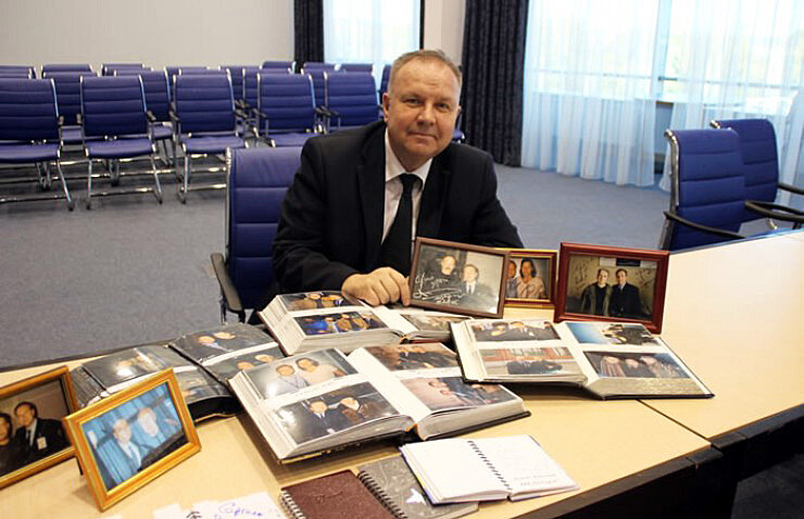 В коллекции Сергея Лавцевича более 800 снимков. Каждую фотографию он распечатывает и бережно хранит. За 15 лет накопилось четыре альбома снимков со знаменитостями