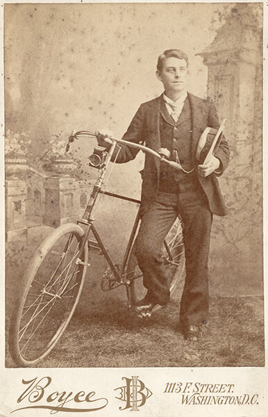 Кабинетное фото примерно 1893-95 годов, сделанное в США, в городе Вашингтоне – из коллекции Веломузея Андрея Мятиева.