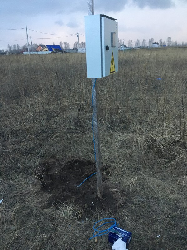 Синий провод - заземление, именно так нам посоветовали сделать его. 