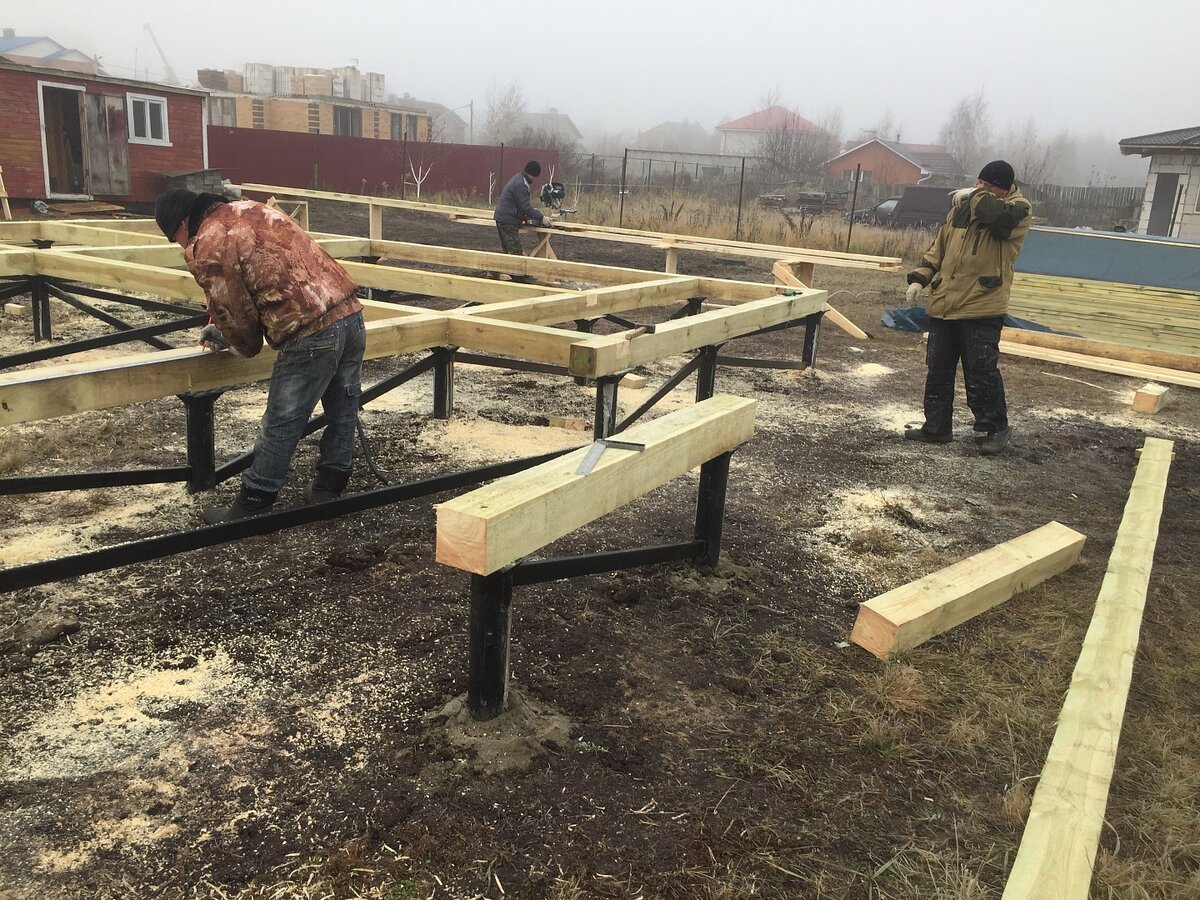 Здесь импрегнированная древесина в ростверке 