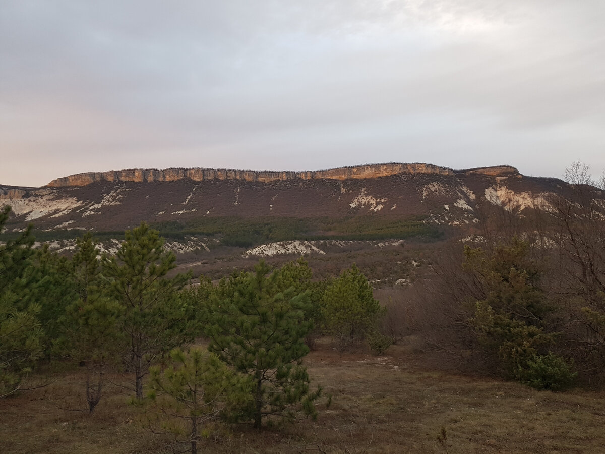 Скалы с известняковыми насыпями.