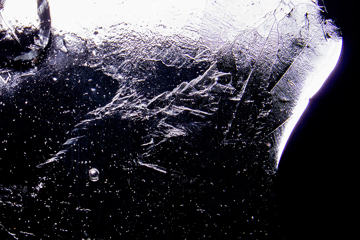 Лед. Текстура льда. Лед на стекле. Лед на черном фоне.
