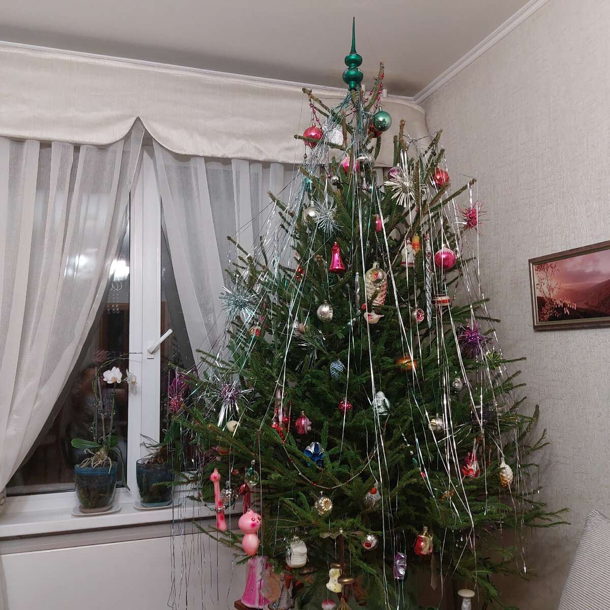 Наша ёлка в это новый год наряжена игрушками из детства.