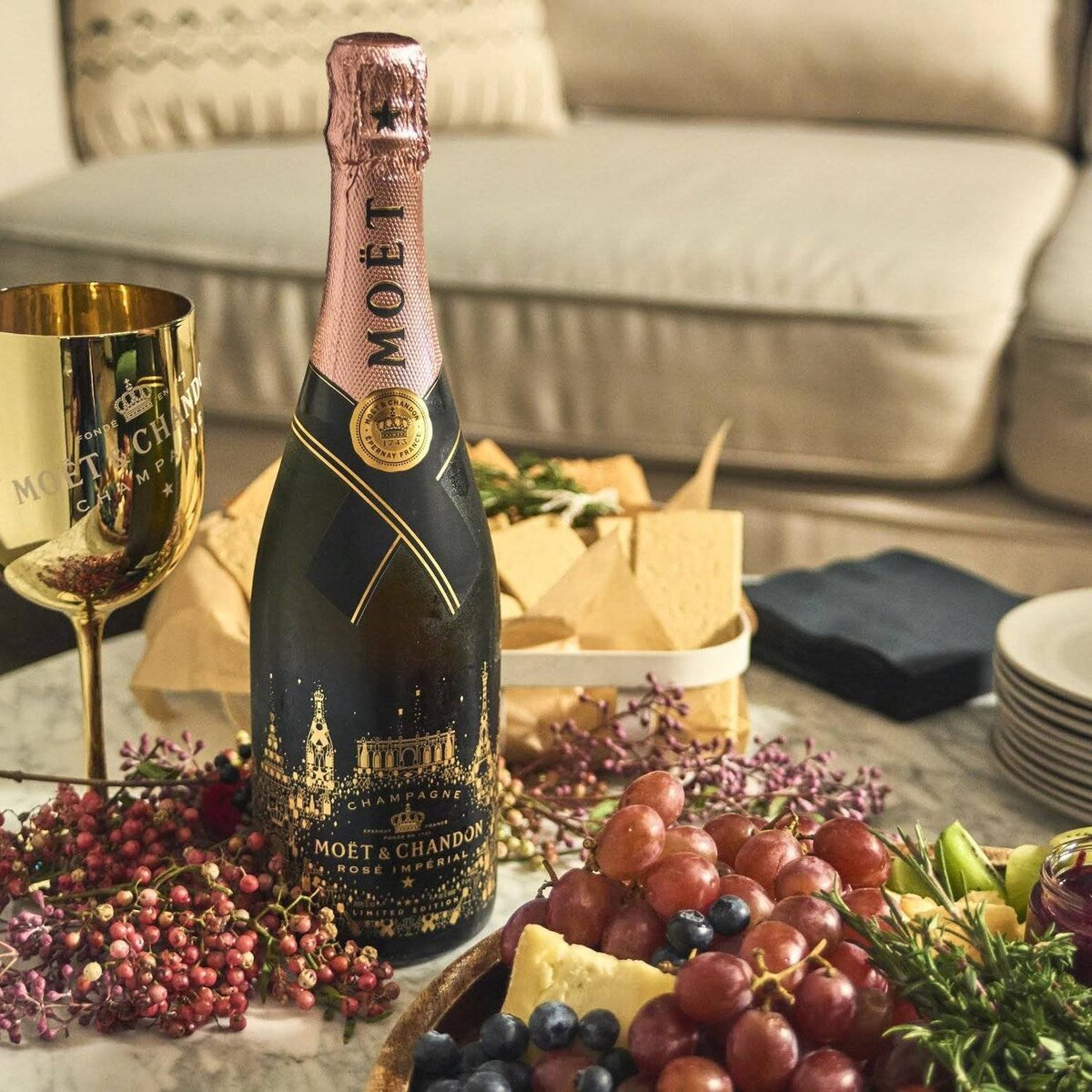 Ароматное шампанское. Шампанское и фрукты. Шампансок. Праздничное шампанское. Праздничный стол с шампанским.