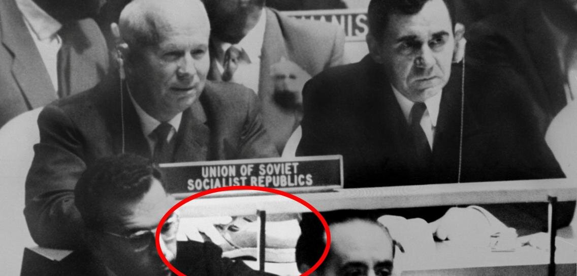 Поздно вечером 12 октября 1960 года Никита Хрущев с ботинком на столе в зале Генассамблеи ООН.