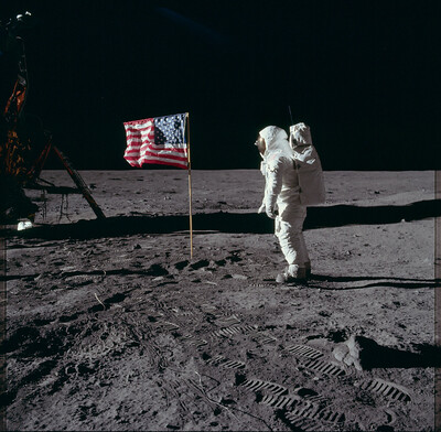Армстронг снимает Олдрина у флага. Фото с севера.