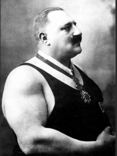 Карл Свобода сказал, что толкнул 200 с груди, верить или нет.