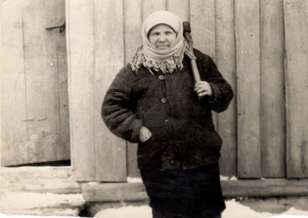 Д. Младенск, 1979 год. М.С. Егоренкова за год до переезда к детям у своего дома.