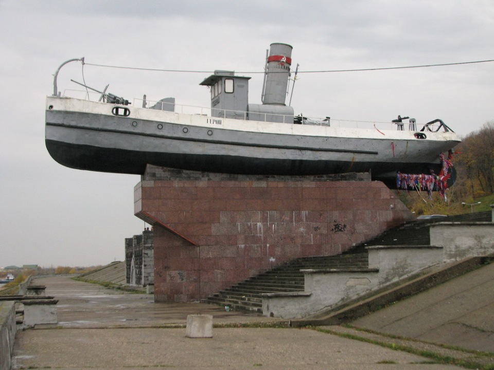  9 октября 2011 г. Удалось выяснить, что там с "воротами невеликими". Плохо дело. Навесили железную дверь, как себе в гараж.-9