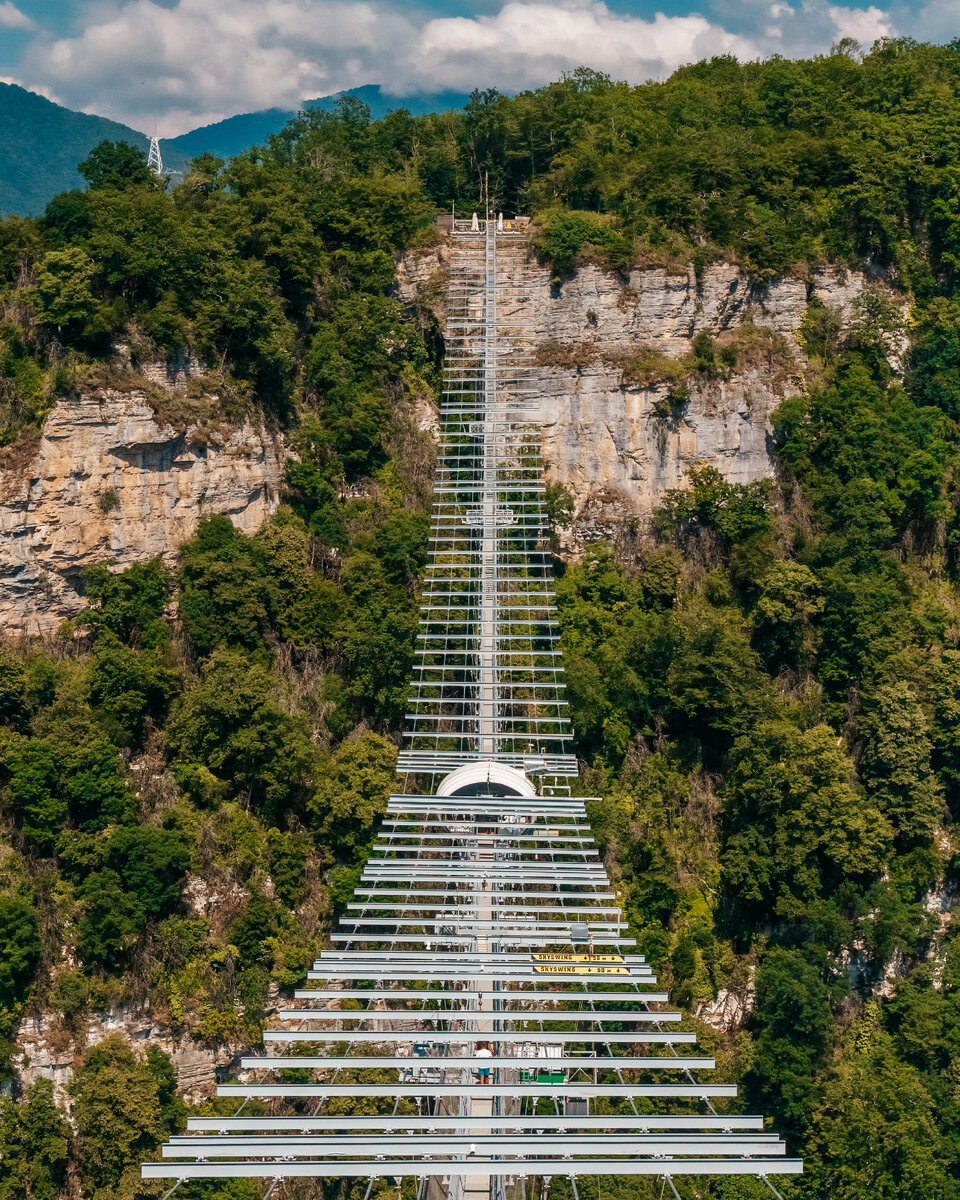 На фото – мост Скайбридж.