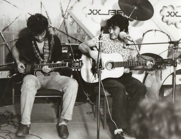 Юрий Каспарян и Виктор Цой. Источник фото: https://clck.ru/bKEP2