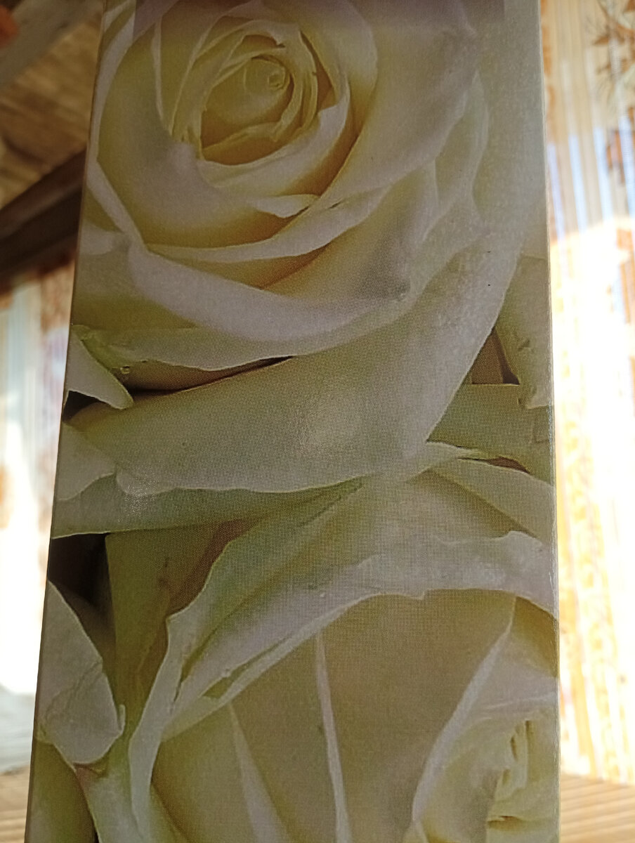 Роза садовая чайно - гибридная сорт Авалон. Куст высотой около 80см в ширину разрастается до 50 см. Листья крупные тëмно- зелëные, гладкие, с матовой поверхностью. Бутоны по высоте 7 см, беловато- розового оттенка и отличаются сильным ароматом. Цветёт постоянно. Требует укрытия. Засухоустойчив. 