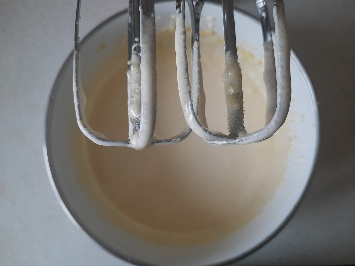 Желтки соединяются с сахаром в единое целое