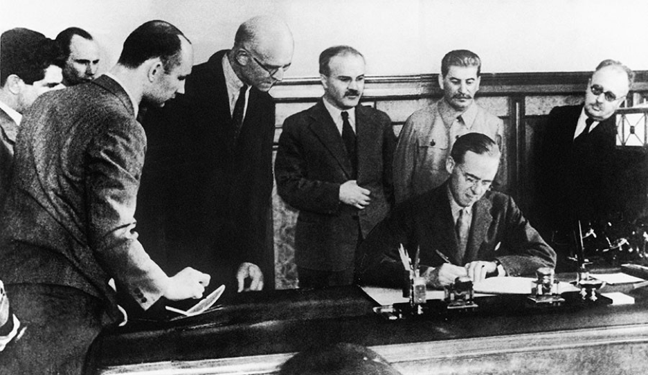 Подписание Московского Протокола 1 октября 1941 года о предоставлении материальной помощи Советскому Союзу. В дальнейшем было подписано ещё три протокола - Вашингтонский, Лондонский и Оттавский.