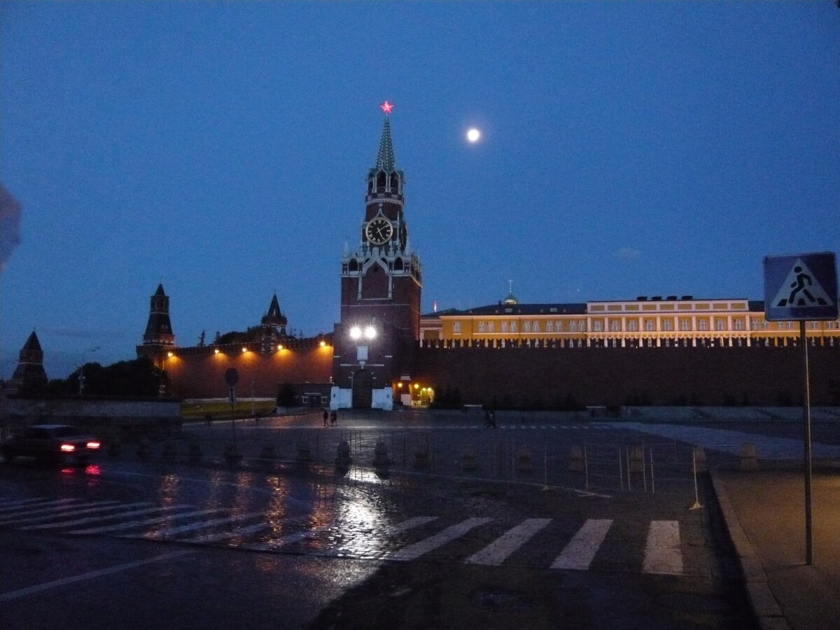 Встретились рано утром на Красной площади)