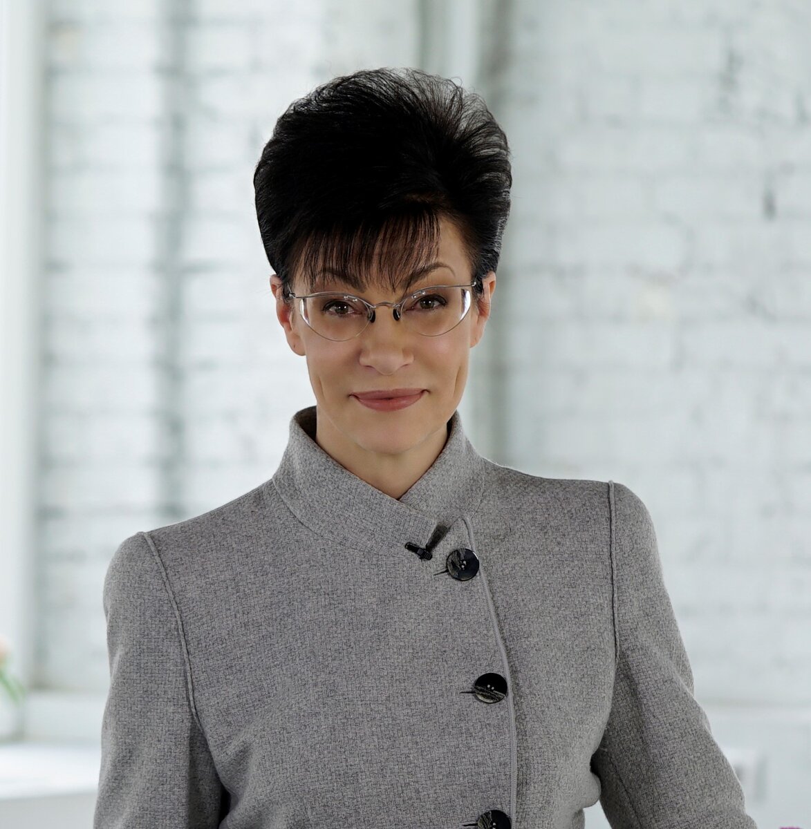 Алена Гиль. Специалист по светскому этикету, деловому этикету и протоколу. Преподаватель  «Школы бизнеса и международных компетенций» МГИМО, консультант Центра международного протокола и кросс-культурных коммуникаций РАНХиГС при Президенте РФ, наставник Школы ораторского искусства Orator Club. Член Национальной ассоциации специалистов по протоколу, лауреат Национальной профессиональной премии в области протокола, имиджа и этикета «За вклад в развитие делового этикета в России», «За вклад в развитие и популяризацию профессии».
