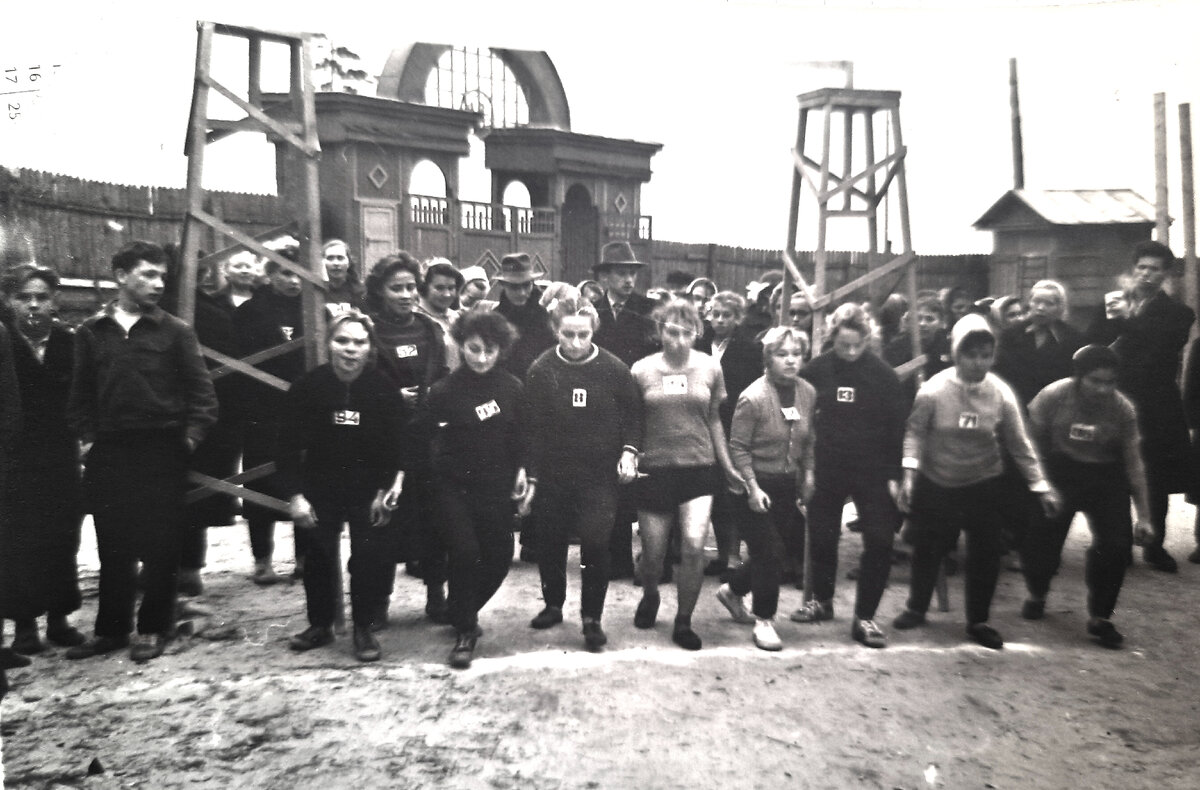 Александр Гуренко (крайний справа) получил звание судьи республиканской категории, ездил судить областные, всесоюзные соревнования по лёгкой атлетике и даже соревнования первенства СССР среди глухонемых