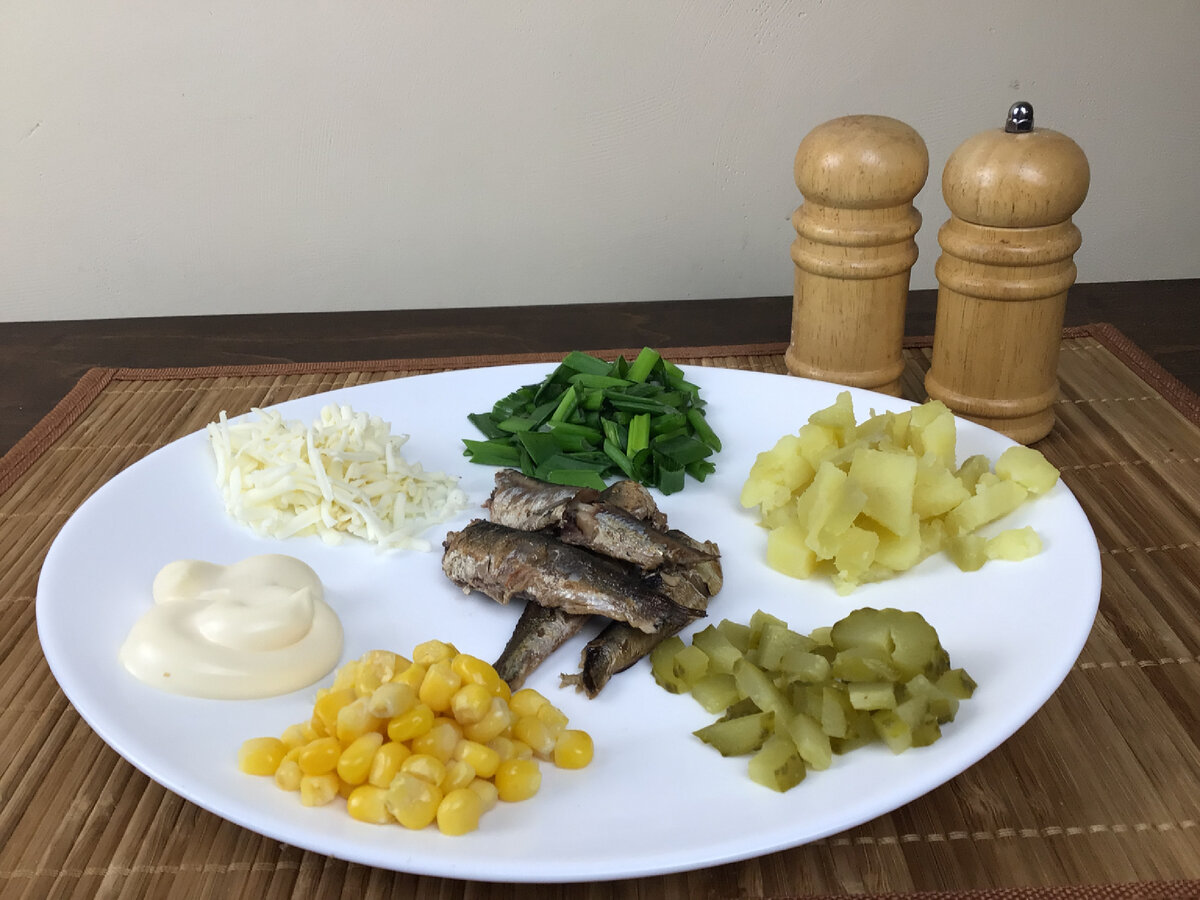 Рецепт салата со шпротами и сухариками