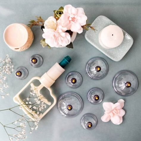 Современные атрибуты для хиджамы: пластиковые баночки с клапанами, и пистолет для выкачивания воздуха для создания вакуума.