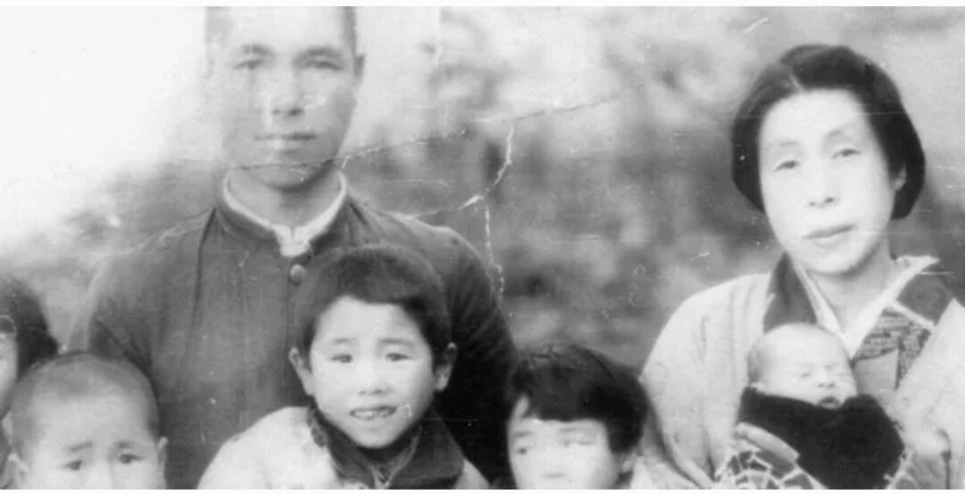 Семья Фурихата (Нобукацу третий слева). Источник: https://www.huffingtonpost.jp/2017/09/06/japan-sakhalin_a_23198276/
