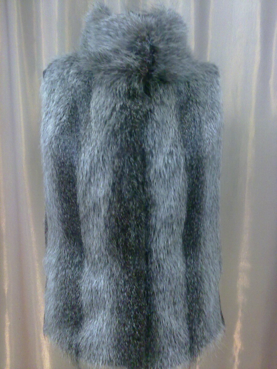 Жилетка из меха голубой нутрии.