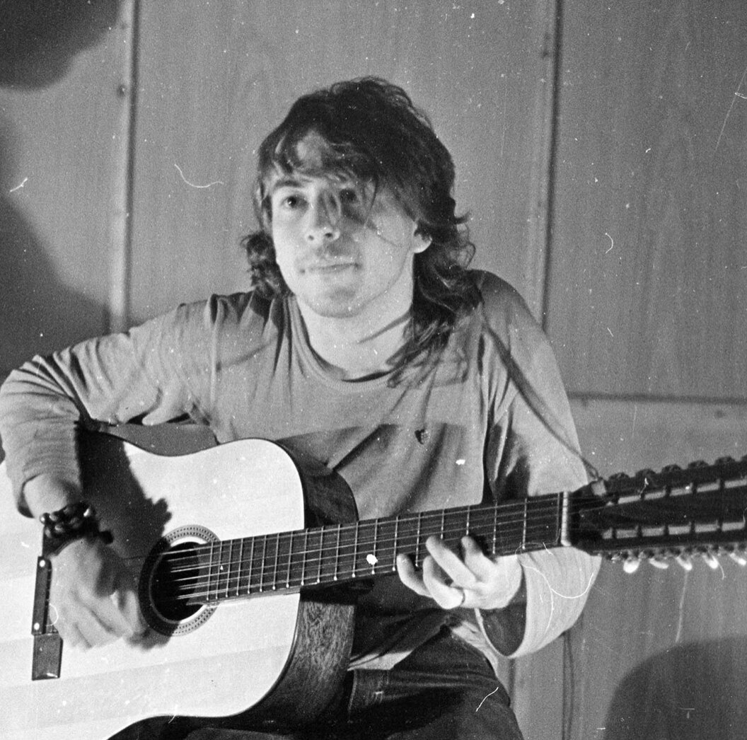 Башлачёв с второй своей гитарой 12 струнной гитарой фабрики имени Луначарского (29 августа 1986 год)