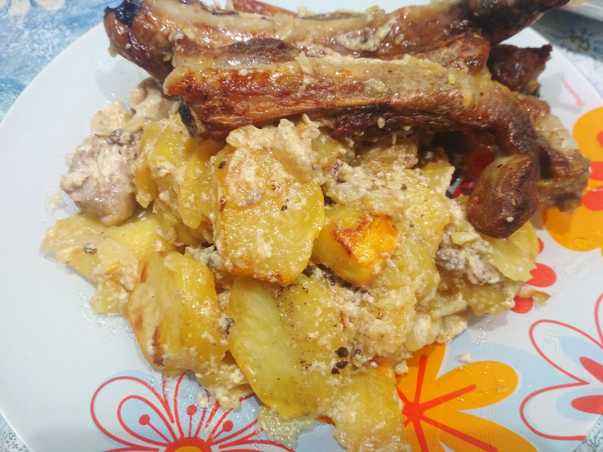 Фото автора. Готовая картошка с рёбрами.