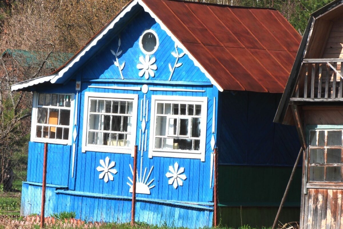 Архитектурная композиция "Поселковые реалии" показывает разнообразие архитектурных форм в оформлении зданий и построек подмосковного посёлка. Архитектура характерная для 50-х-80-х годов двадцатого века. 
Название работы: "Поселковые реалии".
ФИО автора: Авилова Анастасия Алексеевна
Школа и класс: МБОУ "СОШ п. Радовицкий" 6 класс
Номинация: "Мир глазами детей"