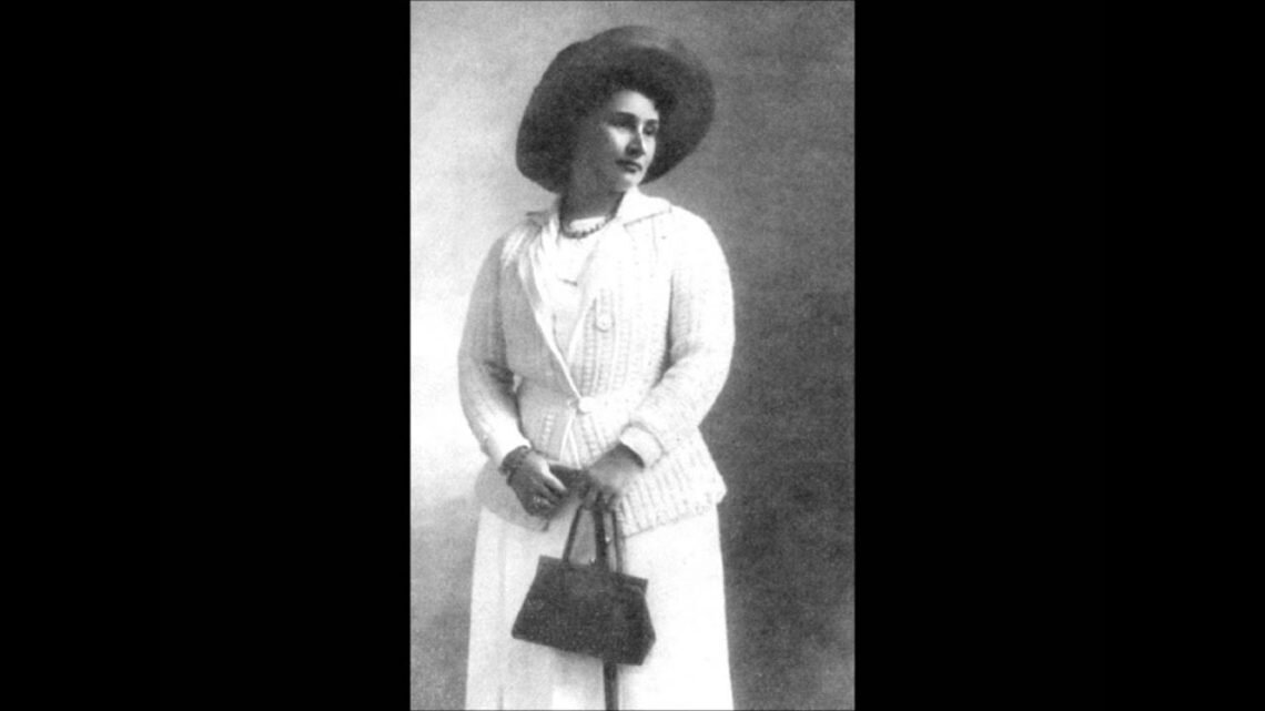 Дореволюционное фото певицы. Такой молодой и красивой запомнила барыню Н.А. Обухову Маша Зверева, когда собирала ягоды у них в саду.