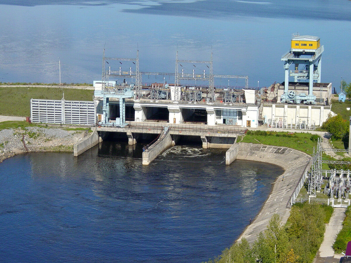 Здание Шекснинской ГЭС с совмещенными водосливами