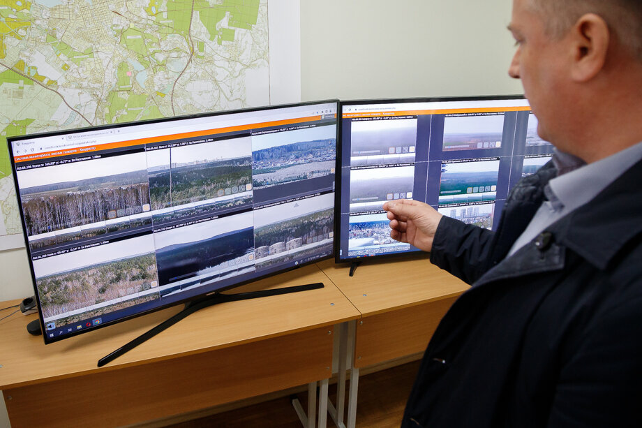 Экраны системы дистанционного мониторинга «Лесохранитель» на территории Пожарно-химической станции МБУ «Екатеринбургское лесничество». Фото: Александр Мамаев/Octagon.Media